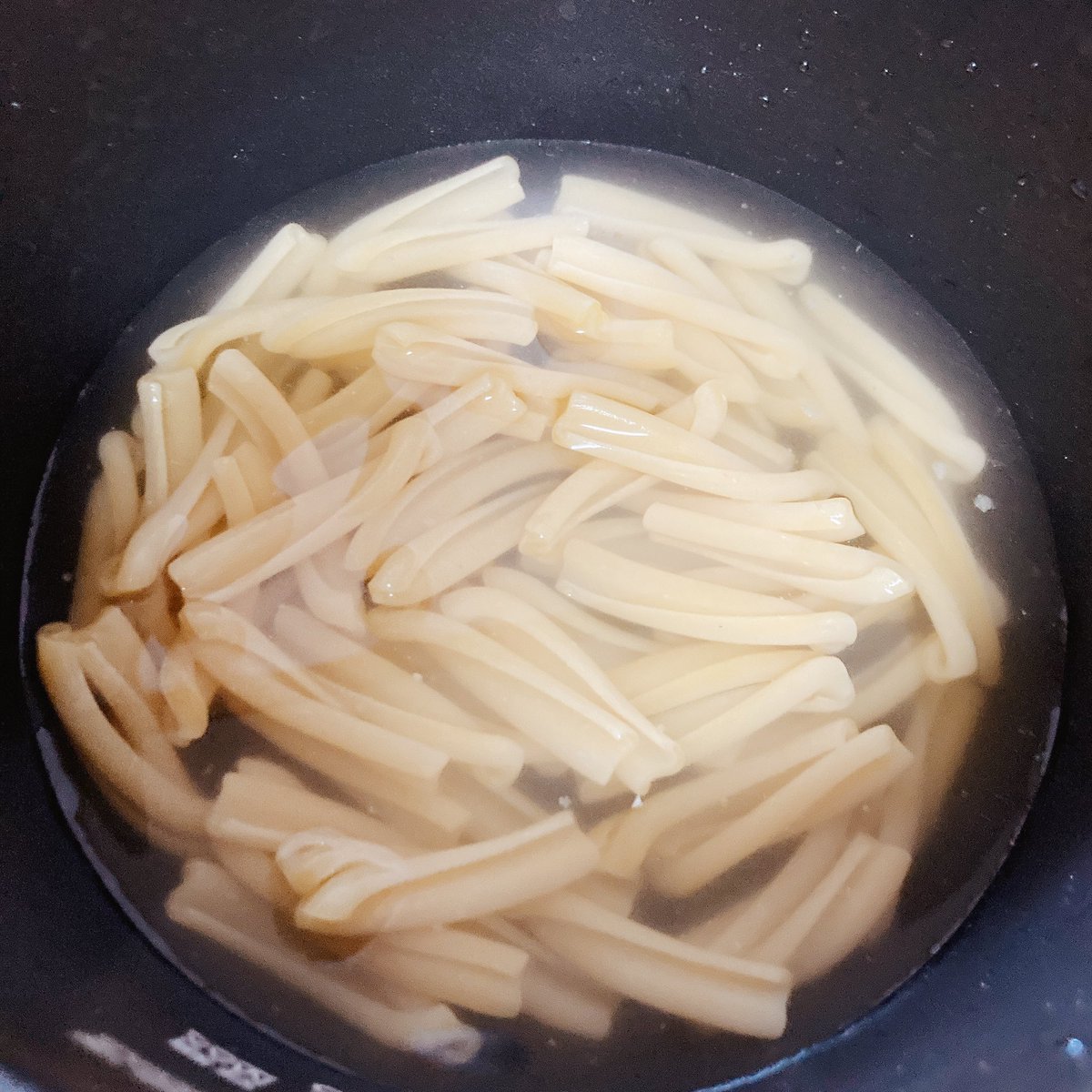 Necro1999's tweet photo. 今日のお昼は春キャベツと蒸し鶏のパスタ!
ReDePotにショートパスタと春キャベツ、別でとった茅乃舎のお出汁をヒタヒタよりちょい多く入れて袋記載の茹で時間の半分−1分の圧を掛ける。
時間になったら別に用意していた蒸し鶏を混ぜ、塩胡椒で味を整えて完成。
#茅乃舎
#ReDePot https://t.co/jbt2dpwscK