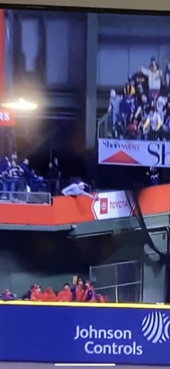 _Bryan_Anderson's tweet image. Best catch of the year so far comes for this fan from the brewers cardinals game!