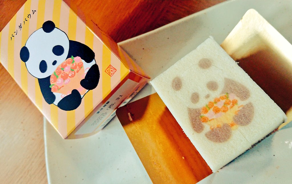 こないだ名古屋行った時のお土産をおやつに食べる。可愛くない? https://t.co/63GU8mirw8