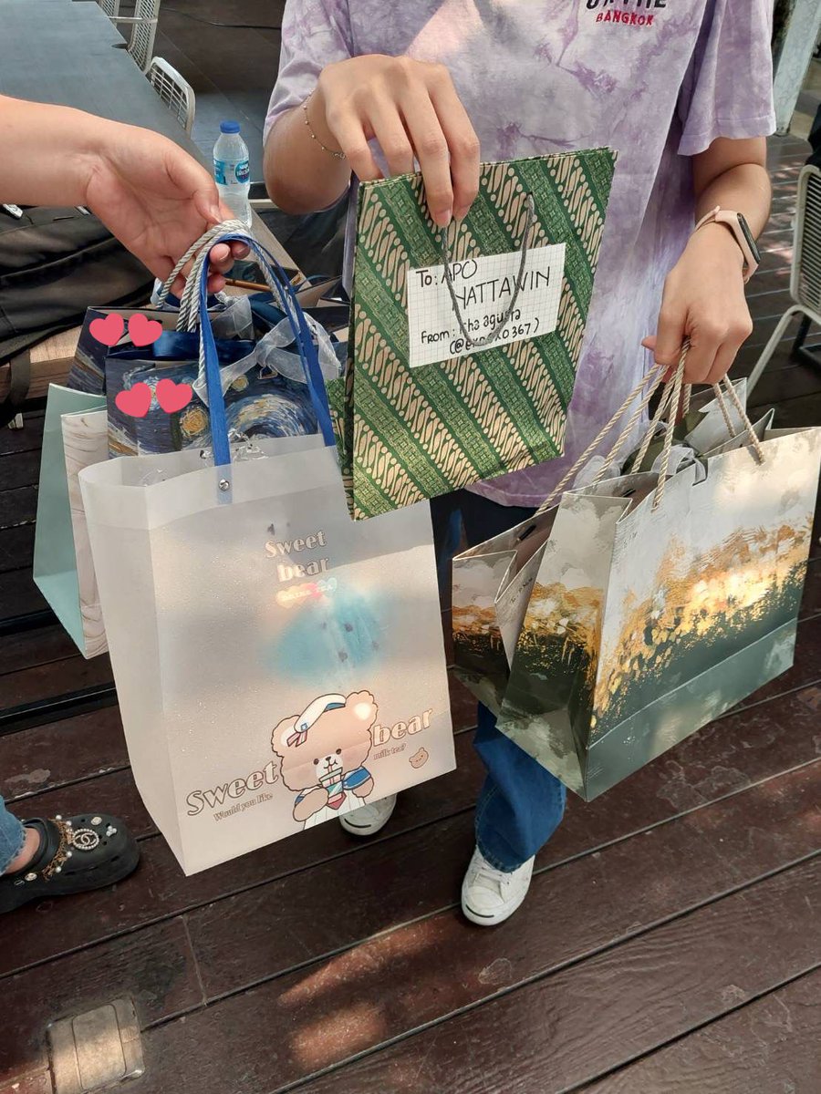 diaryofgitt's tweet photo. 𝑮𝑰𝑭𝑻 𝑭𝑶𝑹 𝑴𝑰𝑳𝑬 𝑨𝑷𝑶

this is my first gift for @milephakphum and @Nnattawin1 this gift may not be expensive, but these remind me of both of you,hope you like it!♡^^

thankyou for become a sunshine in my life🌞
#MilePhakphum #Nnattawin #GreenyRose #apocolleagues https://t.co/35I2hdOQS7