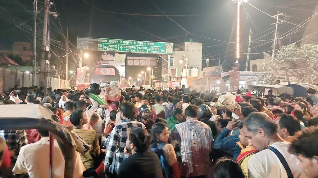 rshuklavbn's tweet photo. @ptshrikant @BJP4India @BJP4UP राधे राधे!
वृंदावन मैं इस्कॉन मंदिर चौराहा पर इस प्रकार की व्यवस्था है, पुलिस प्रशासन यातायात को सम्भाल नहीं पा रही है, सभी गाड़ियों को अन्दर जाने दिया जा रहा है, जिससे हम वृंदावन में रहने वालों को कहीं जाने की संभावना नहीं है, कृपया इस की व्यवस्था करें!! https://t.co/JHqq6npgJd