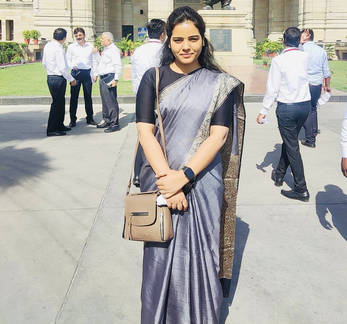 JaikyYadav16's tweet photo. UPPCS का रिज़ल्ट घोषित कर दिया गया है। जौनपुर के सीड गाँव की रश्मि यादव 26वीं रैंक हासिल करके SDM बनीं। रश्मि यादव के पिता जी हरिश्चंद यादव किसान हैं। रश्मि ने 2021 PCS परीक्षा भी पास की थी और वो अभी एक्साइज इंस्पेक्टर हैं। https://t.co/0VawTawdwY
