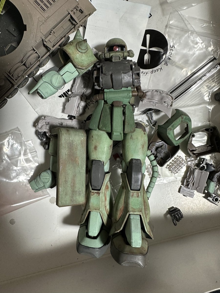 片付け途中で発掘したザク。
仕上げたいのはやまやまなのだが、今、同じような仕上げはできない。
…失われた技術

#zak #失われた技術　#完全が見込めないキット　#でもカッコいいから