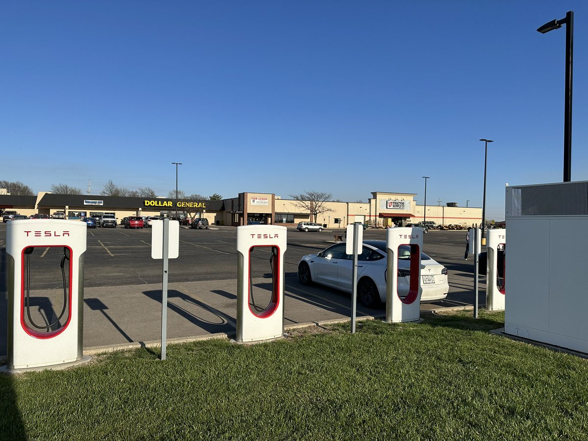 Fireseizer's tweet photo. The last charger stop of the day at Emporia, KS. 10/10 for the little chicks at Tractor Supply. 100% to 15% to get here but was not driving too efficient lol. @RateYourCharge https://t.co/mX1m8YDU5g