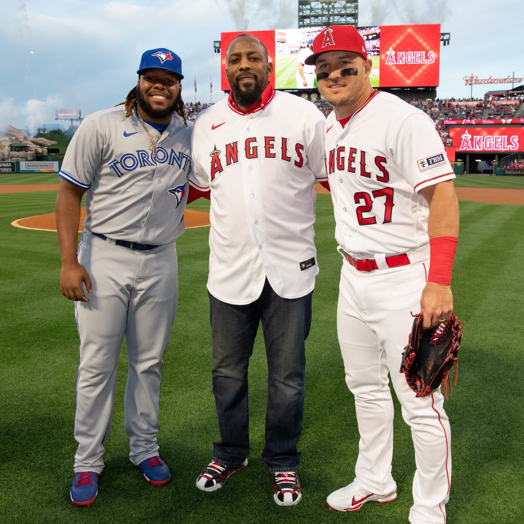 Los Angeles Angels on X: 2️⃣7️⃣ & 2️⃣7️⃣ Earlier tonight, we welcomed Vladimir  Guerrero Sr. to throw out the honorary first pitch!   / X