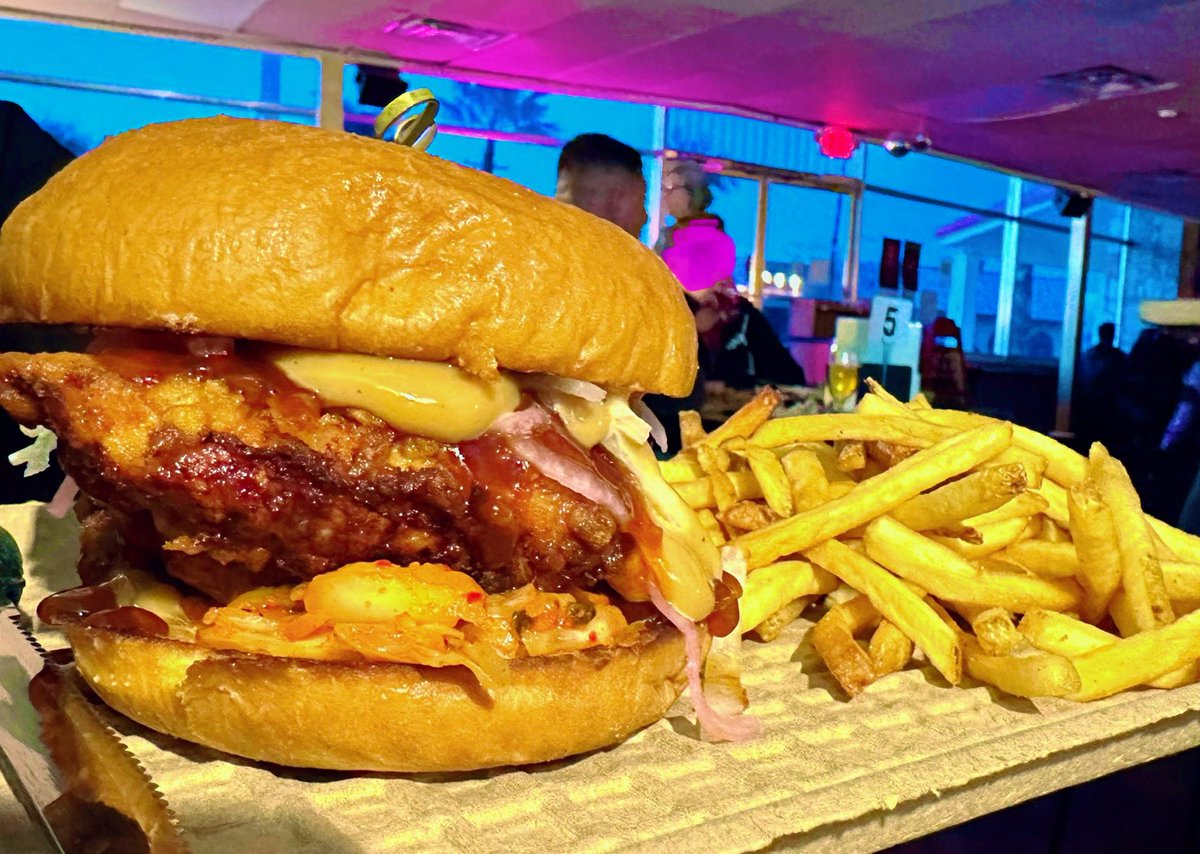 SublimeSquirrel's tweet photo. I'm visiting #PalmSprings🌴🌴🌴 There is supposed to be #groundsquirrels but I haven't seen any😗 But I found this restaurant and dined in😼🍔🐿 I thought it's important to support our buddies🤗💖 https://t.co/TLgS7D6A1C