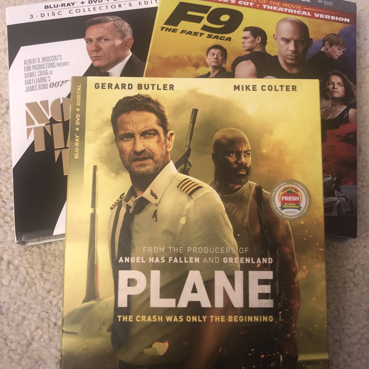 #PlaneMovie #Plane #GeraldButler #BD鑑賞 #映画好きと繋がりたい 

予告m.youtube.com/watch?v=7-6_Ul…

日本帰国中に公開開始終了して映画館鑑賞を逃したので、特別にBD鑑賞報告🤓

バトラーは楽しめる👍🏻今回は機長。その割にやたら強い😄

ついでに安かったので007とF9も購入。F10の前に復習しておこう‼️