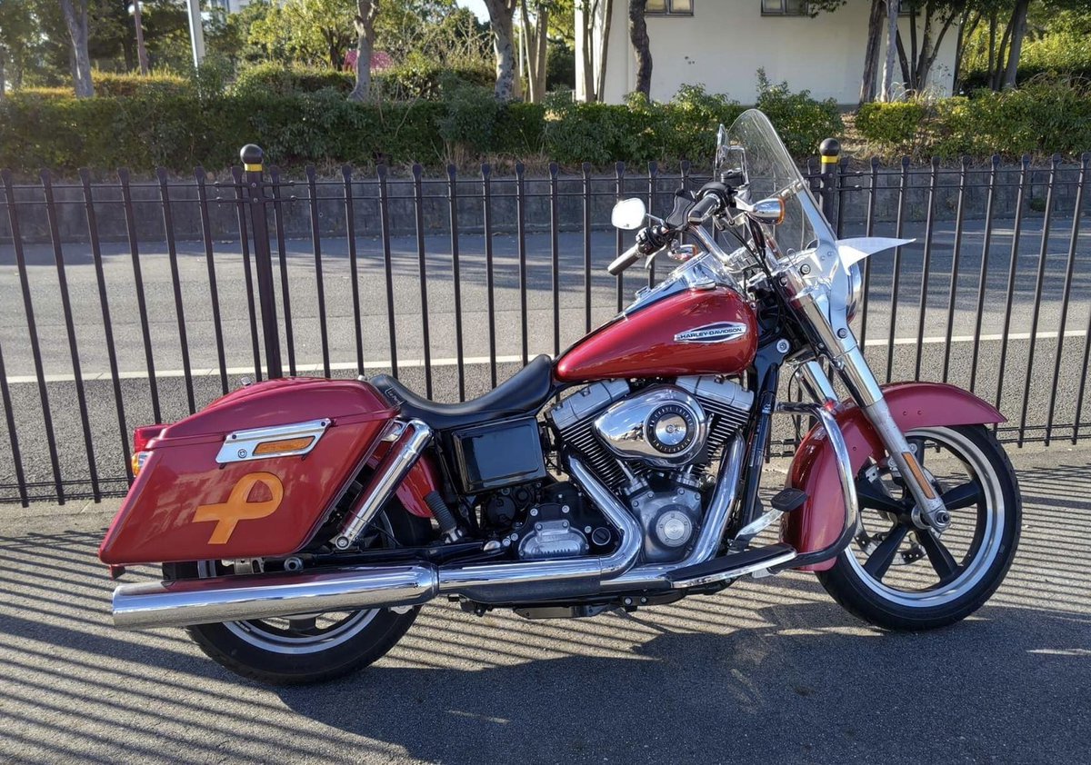 HSC_Nagoya's tweet photo. 🧡メンバーバイク紹介🧡①
名前🎅🏻トミー(代表)
車種🎅🏻Harley‐Davidson
FLD Dyna Switchback（2013年製）
排気量🎅🏻1584cc

こだわりポイント⬇
🎅🏻ウインドシールドとサドルバッグがワンタッチで脱着できるので その日の気分によって服を着替えるようにバイクの仕様を自由に変えることができる所かな？ https://t.co/mXxKd4KcA6