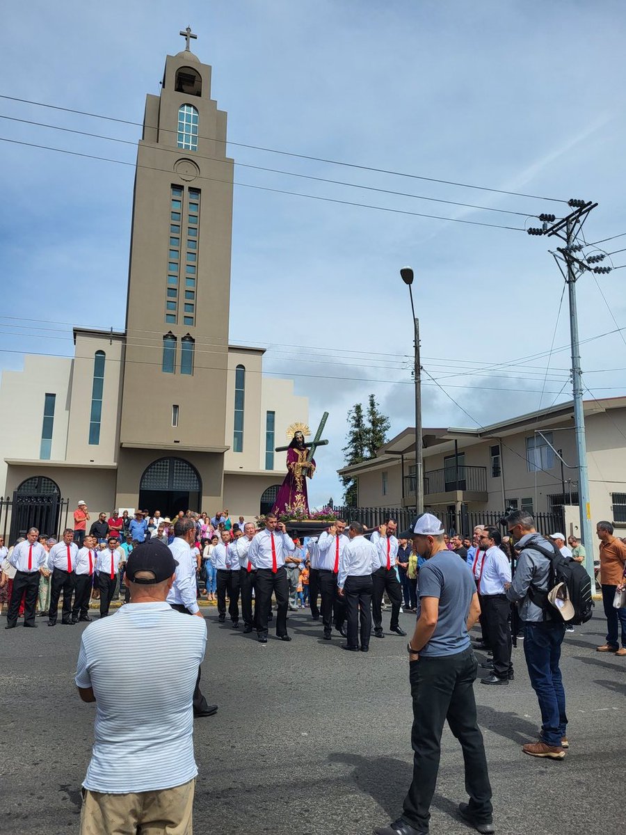 MmeMarieAndree's tweet photo. Les élèves de @ESCNotreDame, @ESCPainCourt et @ECStDSavio ont pu participer à une procession spéciale des 14 stations de la croix ce Vendredi Saint à San Ramon, au Costa Rica. Quelle belle expérience! https://t.co/f8wdooHPl9