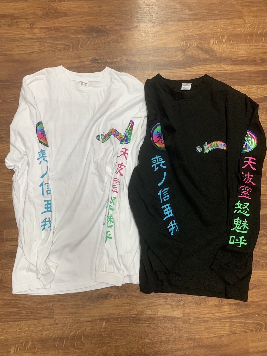 DAWA_FLAKE's tweet photo. [速報！！]
中国巡演増加演出で販売されていた
天波霊 / 怒魅呼 / 喪ノ信亜我 (TEMPALAY、ドミコ、MONO NO AWARE)のコラボTee入荷！在庫を少し分けてもらいました。是非この機会に！店頭でサイズ確認などもできますよ！ それぞれのアイテムとご一緒にどうぞ！

https://t.co/rhYTjppXUp https://t.co/3qh3P9UGgw