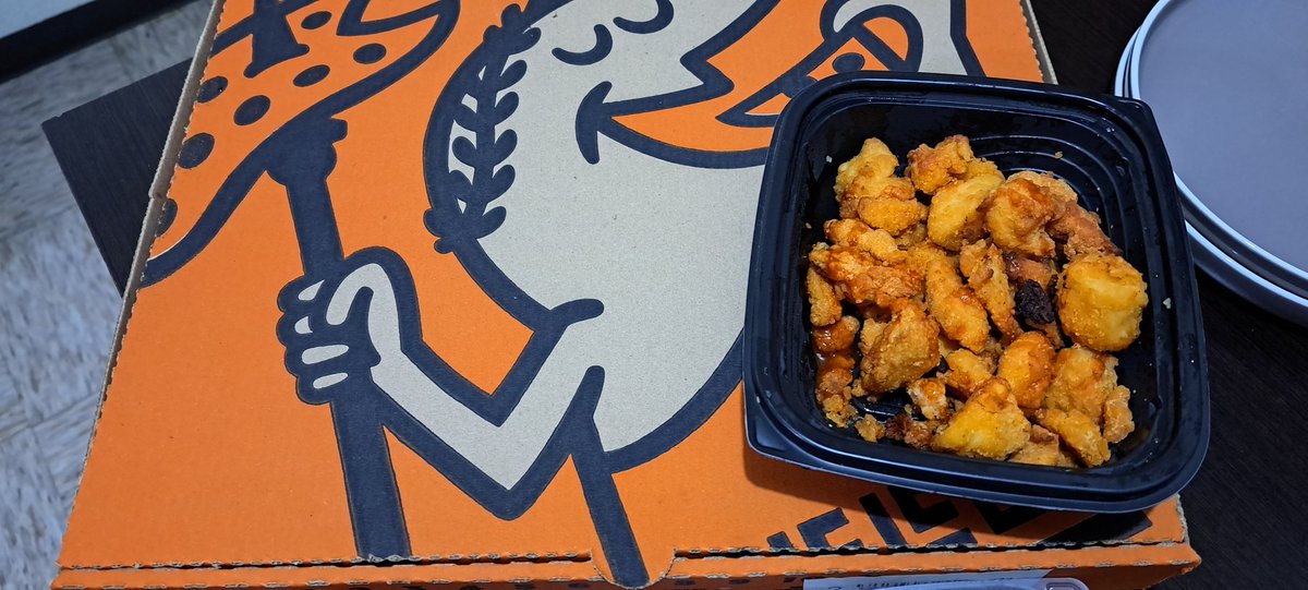 Kaleb_Negrito's tweet photo. @littlecaesarsmx 
A eso le llaman orden de boneless!?
Las acabo de abrir
No es ni la mitad de la orden, no están bañadas en salsa búfalo y varias están quemadas. https://t.co/peq5wXDvy1