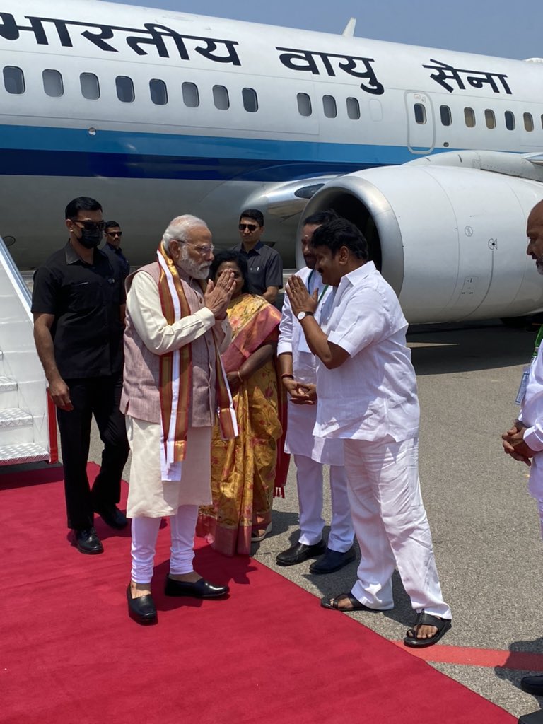 GSTV_NEWS's tweet photo. વડાપ્રધાન નરેન્દ્ર મોદી બે દિવસીય દક્ષિણ ભારતના પ્રવાસે છે. ત્યારે તેઓ હૈદરાબાદ પહોંચ્યા. એરપોર્ટ પર તેમનું સ્વાગત રાજ્યપાલ ડૉ. તમિલિસાઈ સૌંદરરાજન અને અન્ય મહાનુભાવોએ કર્યું.
#PMModi #Hyderabad #Vanakkam_Modiji #Vanakkam_Modi #southtour #Elections2023 #projects #inauguration #gstvnews #gstv #Gujaratsamachar #Gujaratinews #Gujarati #Gujarat