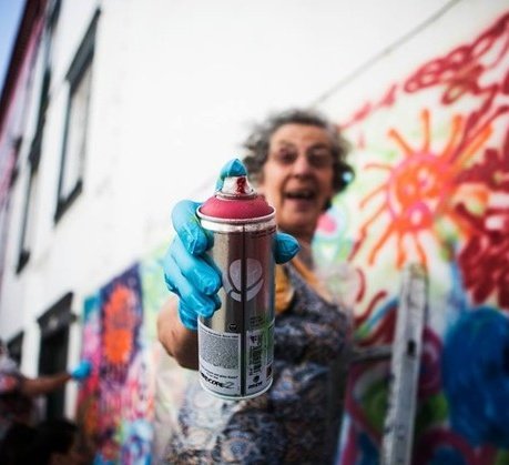 womensart1's tweet photo. Affectionately known as the ‘graffiti grannies of Lisbon', Lata65 is a Portuguese org that runs workshops in street art for the over-65s-the oldest participant is 90-year-old Isaura Santos Costa #WomensArt https://t.co/umXfQFu19U