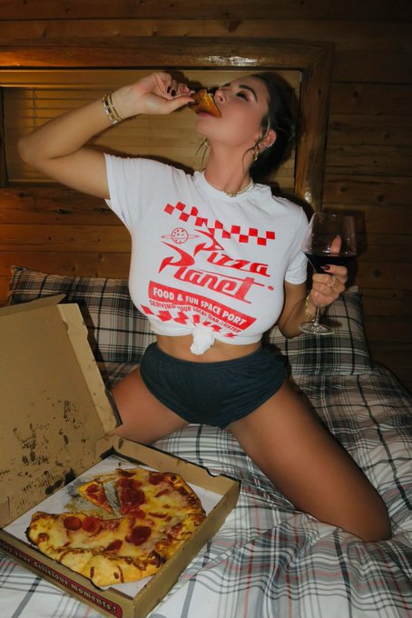 4 pic. Want to join my Pizza Party? ?
More on my 2nd IG ??
https://t.co/BHNOTdwmjk https://t.co/KmcV