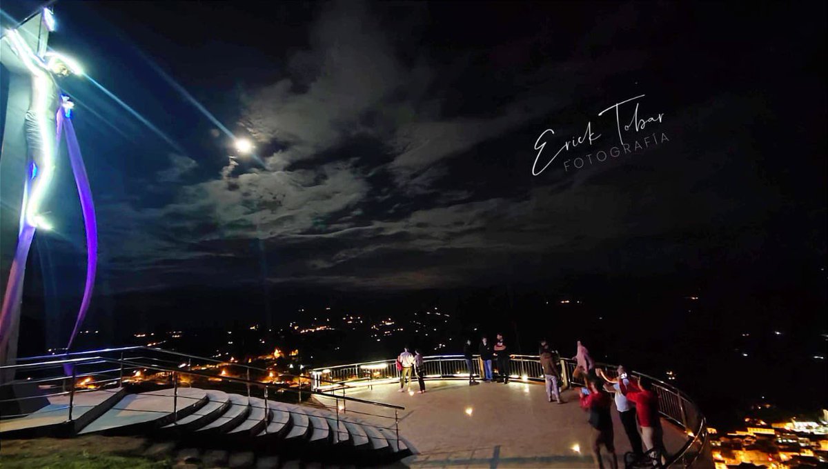 #Zaruma /// 
Culminamos este #ViernesSanto con esta hermosa fotografía que nos regala nuestro amigo 📸 Erick Tobar, feliz feriado y bendecida noche.

#MiradorCerroCalvario