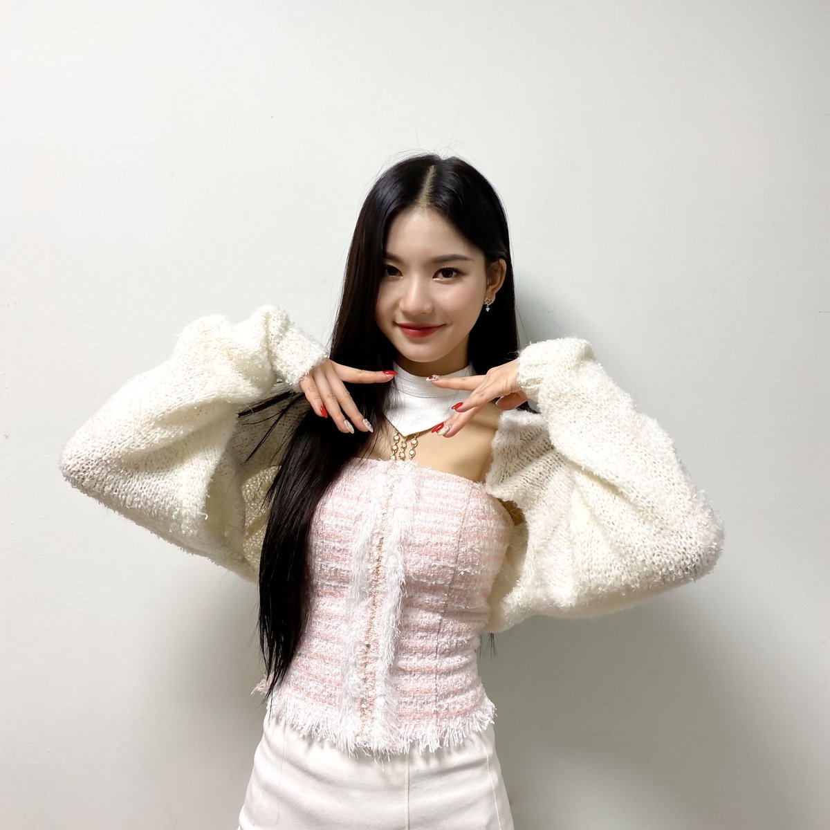 ¿Qué creían que pasaba por mi cabeza cuando estaba seria? Es que en la dream casita me querían robar mi nueva colección de #𝙰xé𝑙𝑙e𑁦𝑓𝑡𑁦𝙴tu𝚍e, por eso sonrío ahora que pueden ver my #𝙼ātte𖥔𓈒࣪·𝖑ips𝚝ic𝑘, ¿verdad que es hermoso?

★  ˓ 𝐂𝕒𝕥 𝐠𝕚𝕣𝕝 ── #𝚁iri. 🐱