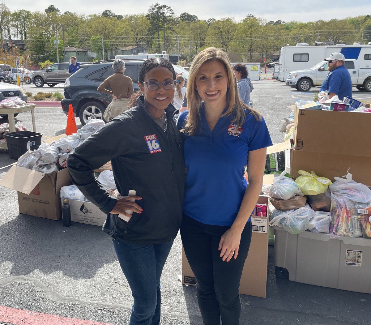 donnaterrell_tv's tweet photo. What a day! Volunteering and reporting from Immanuel Baptist Church’s City Center in LR where they are providing so many resources for #tornado victims. It’s open this weekend 1-4pm and 10-7 next week (4-7 drive thru only) if you need help @FOX16News #WeARStrong #ARStrong https://t.co/ezTDvVJuM1