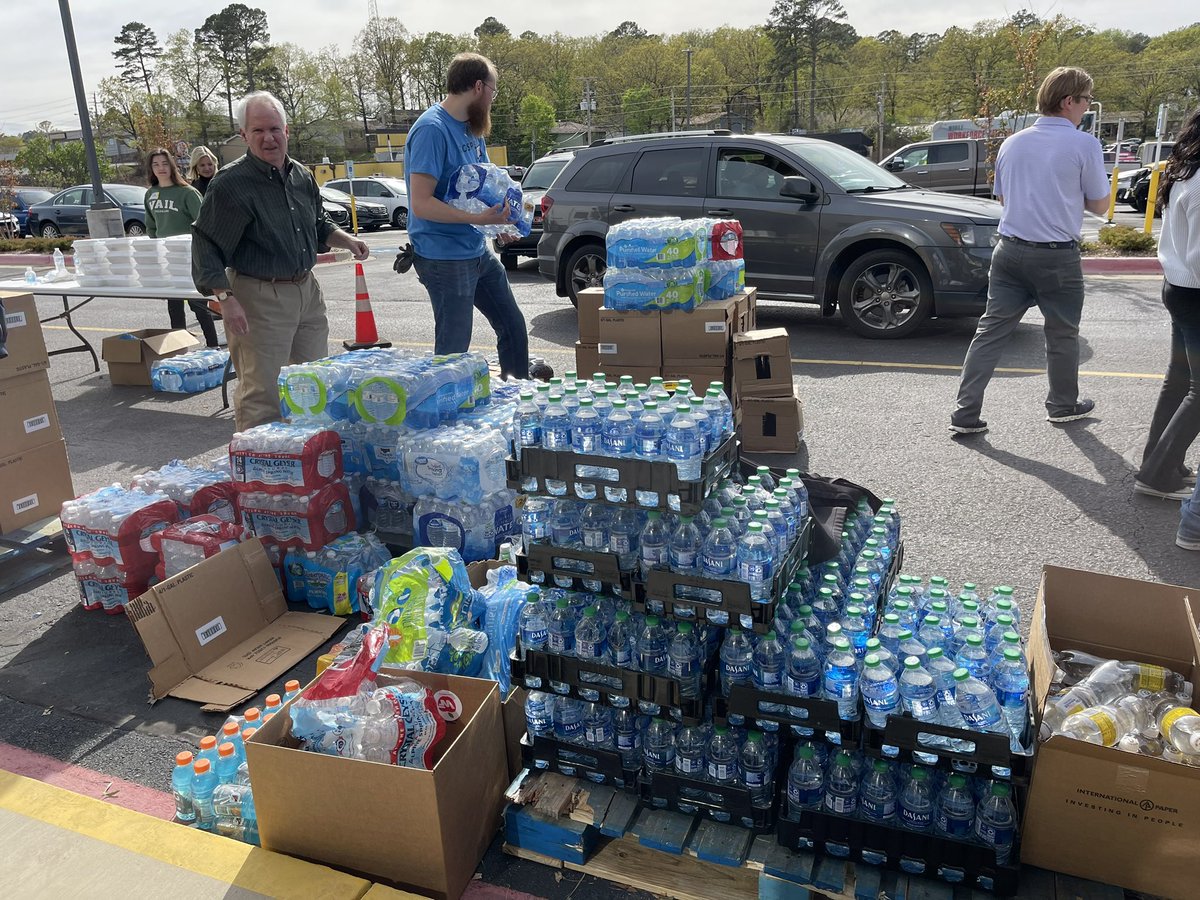 donnaterrell_tv's tweet photo. What a day! Volunteering and reporting from Immanuel Baptist Church’s City Center in LR where they are providing so many resources for #tornado victims. It’s open this weekend 1-4pm and 10-7 next week (4-7 drive thru only) if you need help @FOX16News #WeARStrong #ARStrong https://t.co/ezTDvVJuM1