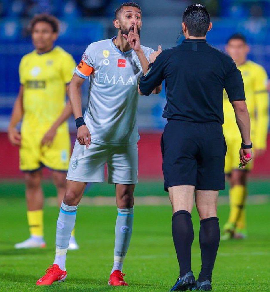 فاقد لي شيخ قوم عزيز ومحسوب
محزم فالضيق يا سعد منهو محزمه