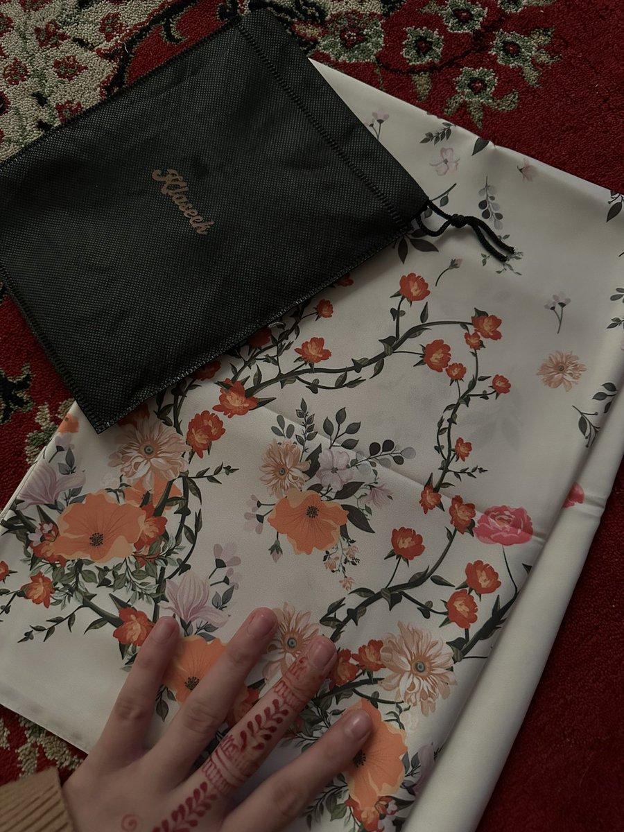 bysuhadarosli's tweet photo. "And sukanya pegang, material bestt gila 😭😭"

Ni baru tunjuk one of the feedback.. there's more actually and most of them said the same thing.. dorang in lurveee dgn material shawl nii 😭☝🏻

🦋 Maharani in code Kencana https://t.co/55A6AzBQTm