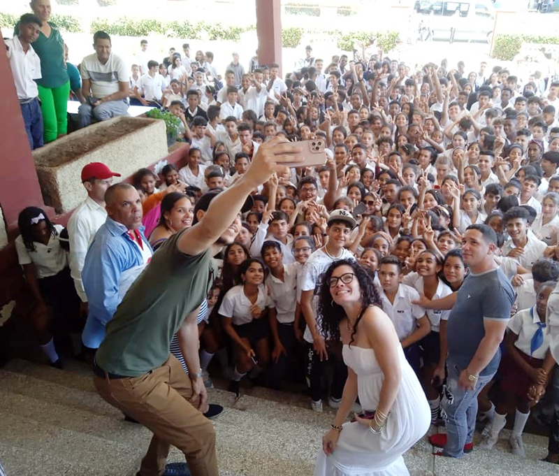 Revista Pionero llegó a Ciego de Ávila para participar en el Festival Piña Colada. No podíamos perdernos la más grande fiesta musical dedicada a los aniversarios de nuestra Organización de Pioneros José Martí y de la UJC. En la ESBU René Ramos Latour presentamos el último número.