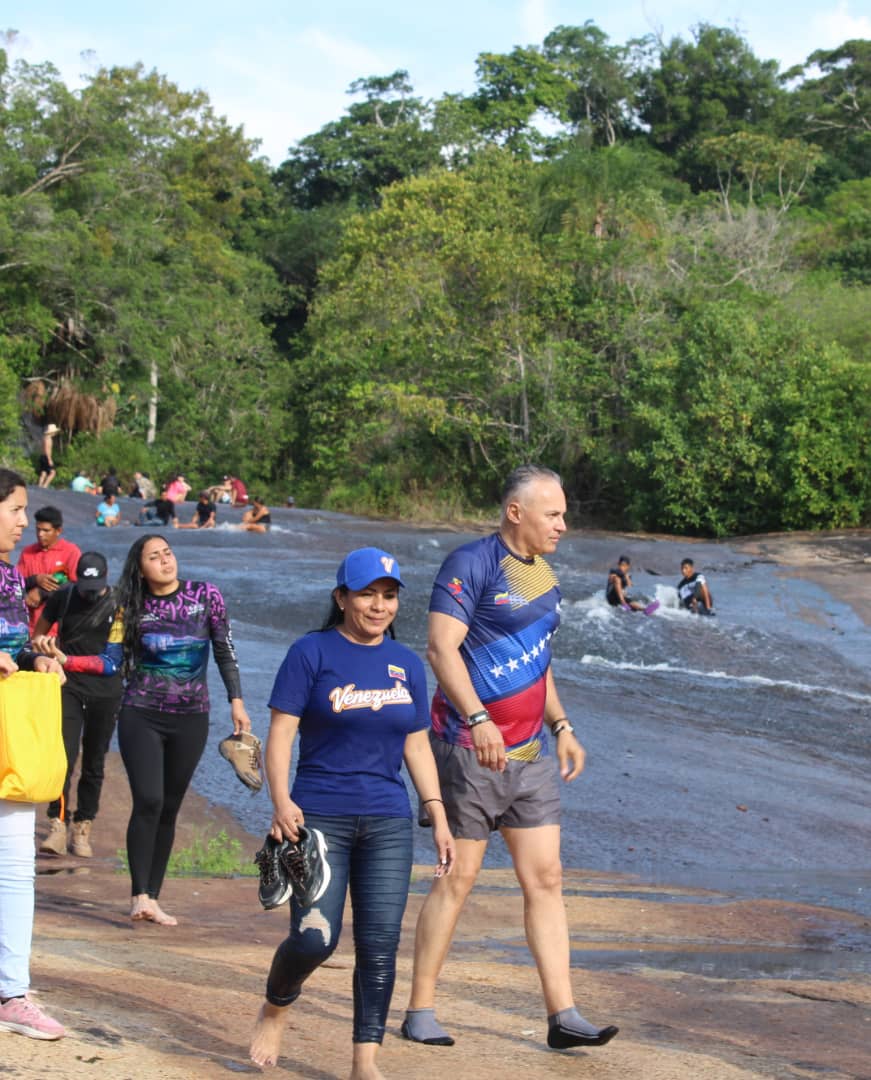 mirabal_yamilet's tweet photo. Nos fuimos con nuestros compañero @AliErnesto32 Majestuoso Tobogan de la Selva. 
#EnDefensaDelEsequibo
#PorElAturesQueQueremos
#AliEnAmazonas https://t.co/wd8FOGtBPh