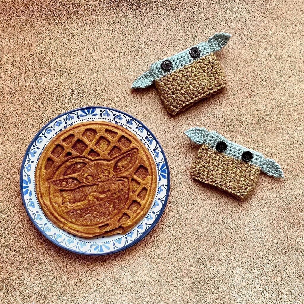 quillandbean's tweet photo. I’m reposting my Baby Yoda coffee cozies in honor of the latest Mandalorian episode. Did you watch it? I’ve been enjoying the variety of settings in season 3, and episode 6 was another delightful little detour. The plot had Scooby-Doo vibes. I won’t spoi… https://t.co/bqllJ37QYk https://t.co/n3RJl1GpgX