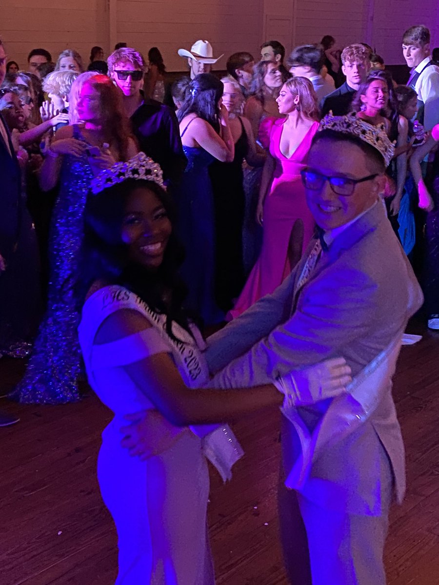 mrshunterlhs's tweet photo. The crowning moment!!! https://t.co/nm3824mlwF