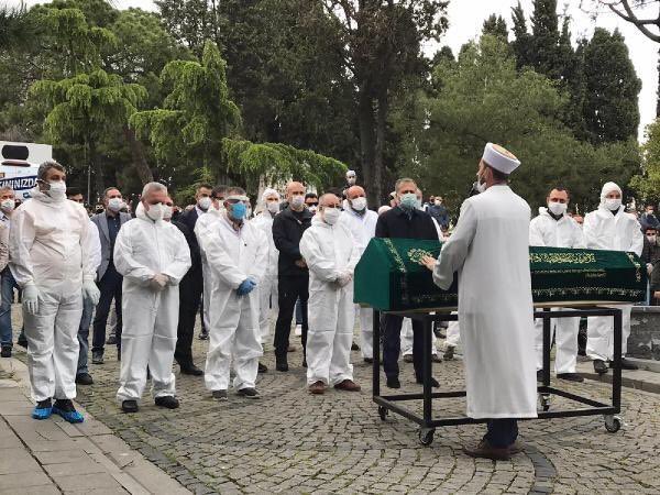 MuhammedSaban_'s tweet photo. Kastettiği kişi Gökhan Açıkkollu öğretmen!
Kendini savunamayacak, masumiyetini anlatamayacak, işkence ile öldürülmüş bir garibanın arkasından böyle hayasızca konuşuyor. Ölmüş kendini savunamayacak birine ardından “salak” diye hitap ediyor. 
Daha sonra kendisi de bu konuşmalardan, ettiği diğer küfürlerden çok pişman oldu. “O günün gazıyla haddimi aşmışım” vs dedi. Bilmiyorum devranın dönmesinden korktuğundan mıydı? Ama “kabağın da bir sahibi olduğunu” unutmuştu.
 Oysa o kişi vefatından sonra suçsuz bulundu ve hatta görevine de iade edildi. Bu haydutlar diyanet ve zamanın İBB marifetiyle cenaze aracı vermedi. Cenaze namazına imam verilmedi. Kenikleri sızlayısıca Kadir Topbaş’ın icat ettiği “Hainler mezarlığına” gömmek istediler. Aile direndi. Mezar yeri tahsis edilmedi. Eşinin köyünde özel bir alana defnedildi.. Masumiyet karinesi hunharca çiğnendi. Hikaye uzun, zulüm büyük

Peki gelelim Döngeloğlu’nun ibretlik sonuna,
O zannediyordu ki devleti arkama alırsam, yalakalanırsam, başıma hiç bir şey gelmez. Kimse ilişemez. Paşalar gibi hayatımın yaşarım. Sanki bir evliya gibi, medyatik bir kalabalıkla, görkemli bir şekilde gömülürüm. Ama kaderlerin üstünde kader, kudretler üstünde sonsuz kudret olduğunu güya “din adamı” olmasına rağmen aklına bile getirmedi. Allah’ın devranı onun için bir anda dönmüştü. Nerden bilecekti ki “köpek leşi” diye aşağıladığı insanın ahının hiç hesap etmediği bir hastalıkla tam tarif ettiği şekilde kendine döneceğini.
⁃Ansızın ailece korona oldular
⁃Ne oldum demeden yoğun bakıma alındı ve vefat etti.
⁃Korona’nın yoğun zamanıydı. İleri düzeyde kısıtlamalar vardı. Bilmiyoruz ki cenazesi “normal bir müslüman” gibi yıkanıp kefenlenebildi mi? Ki bu mümkün değil.
⁃Cenazesi “normal bir müslüman gibi camiye getirilemedi”
⁃Cenazesine bırakın anne babayı; eşi, çocukları, dahi gelemedi.
⁃İnsanlar naaşına yaklaşamadı da, ancak plastik korumalı kişiler tabutuna dokunabildi.
⁃Ve en şaşırtıcı final: mezarına yer bulunamadı da mezarlıktaki bir yol kenarına apar topar defnedildi.

Yazıcıoğlu’nun dediği gibi “bir saniye sonrasına hükmedemeyeceğin hayatta, fırıldak olmaya gerek yoktu.” Ama o tüm kul haklarını, inandığı ahireti, Allah’ın şaşmaz adaletini unutup, “döngeloğlu” olmayı tercih etmişti. 

Şimdi hakkına girdiği mağdur Gökhan öğretmenle öbür diyarda buluştular. Artık hesabını Allah’a ve ona verecek.

Allah tüm zalim ve şakşakçılarına adaletiyle muamele etsin.
Büyük konuş ama asla büyük laf etme!

Bu yazıyı, aynı zamnda dolaylı arkadaşım olan, Gökhan Açıkkollu’nun anısına, bir vefa olarak yazdım. Ruhu şad, mekanı cennet olsun!