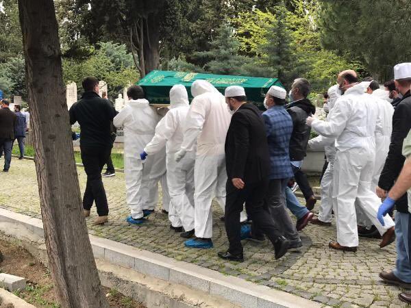 MuhammedSaban_'s tweet photo. Kastettiği kişi Gökhan Açıkkollu öğretmen!
Kendini savunamayacak, masumiyetini anlatamayacak, işkence ile öldürülmüş bir garibanın arkasından böyle hayasızca konuşuyor. Ölmüş kendini savunamayacak birine ardından “salak” diye hitap ediyor. 
Daha sonra kendisi de bu konuşmalardan, ettiği diğer küfürlerden çok pişman oldu. “O günün gazıyla haddimi aşmışım” vs dedi. Bilmiyorum devranın dönmesinden korktuğundan mıydı? Ama “kabağın da bir sahibi olduğunu” unutmuştu.
 Oysa o kişi vefatından sonra suçsuz bulundu ve hatta görevine de iade edildi. Bu haydutlar diyanet ve zamanın İBB marifetiyle cenaze aracı vermedi. Cenaze namazına imam verilmedi. Kenikleri sızlayısıca Kadir Topbaş’ın icat ettiği “Hainler mezarlığına” gömmek istediler. Aile direndi. Mezar yeri tahsis edilmedi. Eşinin köyünde özel bir alana defnedildi.. Masumiyet karinesi hunharca çiğnendi. Hikaye uzun, zulüm büyük

Peki gelelim Döngeloğlu’nun ibretlik sonuna,
O zannediyordu ki devleti arkama alırsam, yalakalanırsam, başıma hiç bir şey gelmez. Kimse ilişemez. Paşalar gibi hayatımın yaşarım. Sanki bir evliya gibi, medyatik bir kalabalıkla, görkemli bir şekilde gömülürüm. Ama kaderlerin üstünde kader, kudretler üstünde sonsuz kudret olduğunu güya “din adamı” olmasına rağmen aklına bile getirmedi. Allah’ın devranı onun için bir anda dönmüştü. Nerden bilecekti ki “köpek leşi” diye aşağıladığı insanın ahının hiç hesap etmediği bir hastalıkla tam tarif ettiği şekilde kendine döneceğini.
⁃Ansızın ailece korona oldular
⁃Ne oldum demeden yoğun bakıma alındı ve vefat etti.
⁃Korona’nın yoğun zamanıydı. İleri düzeyde kısıtlamalar vardı. Bilmiyoruz ki cenazesi “normal bir müslüman” gibi yıkanıp kefenlenebildi mi? Ki bu mümkün değil.
⁃Cenazesi “normal bir müslüman gibi camiye getirilemedi”
⁃Cenazesine bırakın anne babayı; eşi, çocukları, dahi gelemedi.
⁃İnsanlar naaşına yaklaşamadı da, ancak plastik korumalı kişiler tabutuna dokunabildi.
⁃Ve en şaşırtıcı final: mezarına yer bulunamadı da mezarlıktaki bir yol kenarına apar topar defnedildi.

Yazıcıoğlu’nun dediği gibi “bir saniye sonrasına hükmedemeyeceğin hayatta, fırıldak olmaya gerek yoktu.” Ama o tüm kul haklarını, inandığı ahireti, Allah’ın şaşmaz adaletini unutup, “döngeloğlu” olmayı tercih etmişti. 

Şimdi hakkına girdiği mağdur Gökhan öğretmenle öbür diyarda buluştular. Artık hesabını Allah’a ve ona verecek.

Allah tüm zalim ve şakşakçılarına adaletiyle muamele etsin.
Büyük konuş ama asla büyük laf etme!

Bu yazıyı, aynı zamnda dolaylı arkadaşım olan, Gökhan Açıkkollu’nun anısına, bir vefa olarak yazdım. Ruhu şad, mekanı cennet olsun!