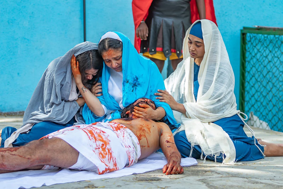 ExpressImages's tweet photo. #InPics | Devotees take part in are-enactment of Jesus Christ’s Way of the Cross to mark #GoodFriday in Vadodara.
#ExpressPhoto 📸 by Bhupendra Rana https://t.co/GTWL83hEjV