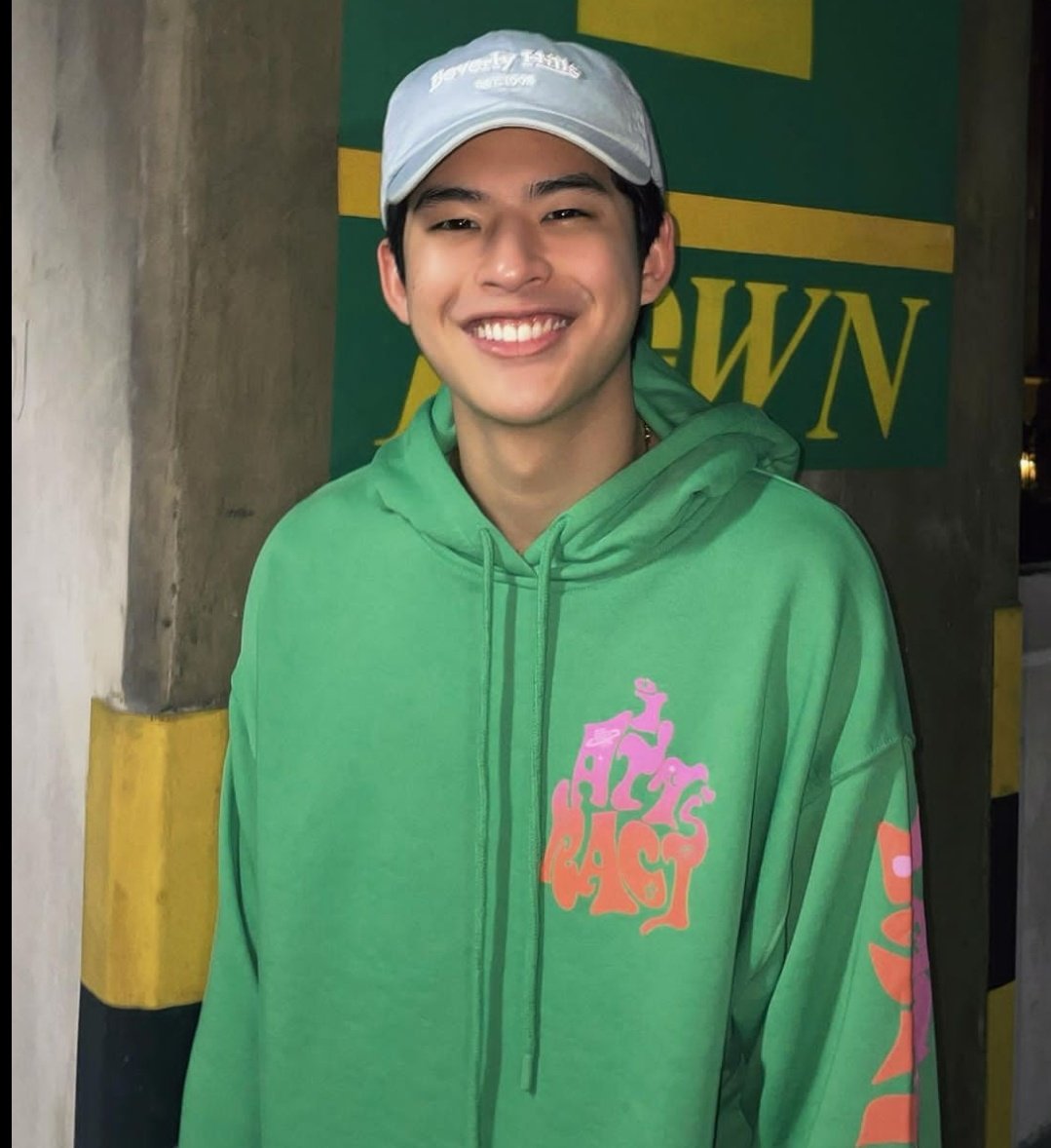 aegijiz's tweet photo. Both love wearing cap, thats why they are selling caps. Personal brand? More like Couple Brand
. 
. 
@mmarkpkk
mark pakin girlfriend
#BookfluencerxMarkFord
#mynameisnanon #mmarkpkk
#markpakin #markford #markfourth #MarkNeo #NanonMark #OhmNanon
#MySchoolPresident
#มาร์คโฟร์ท https://t.co/URyMQXNJXC
