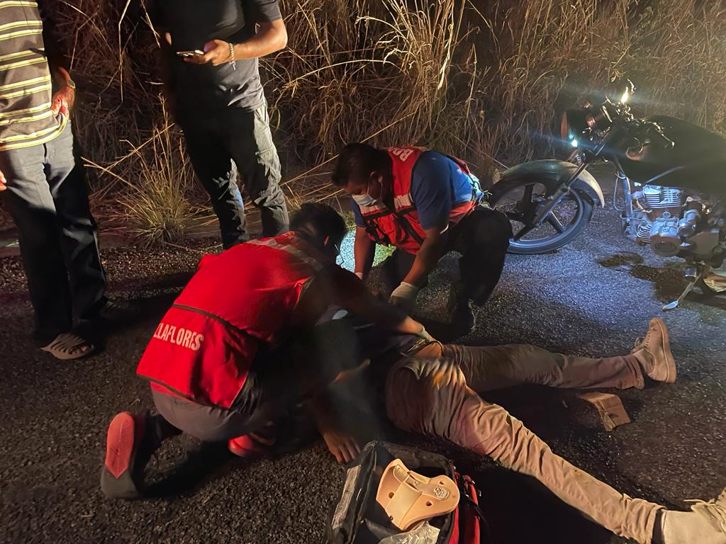 InstBomberos's tweet photo. Elementos del Heroico Cuerpo de Bomberos de Villaflores otorgaron los servicios prehospitalarios y traslado al hospital a dos personas que resultaron lesionadas al caer de una motocicleta mientras se viajaban sobre la carr. Villaflores – Francisco Villa, a la altura del basurero. https://t.co/IVsREipfvH