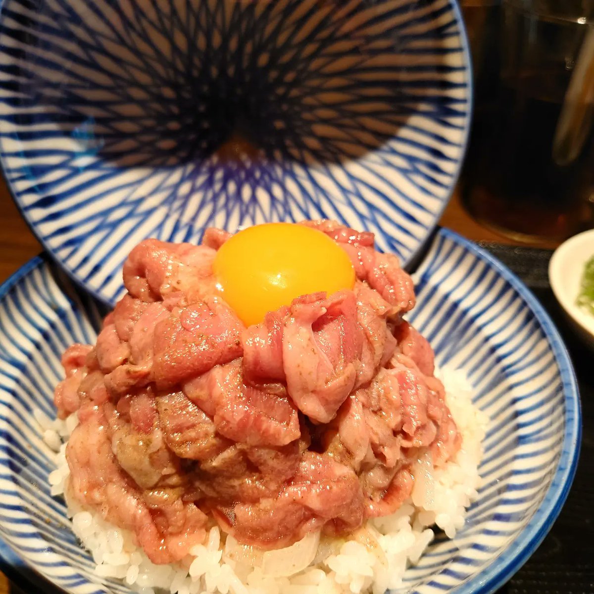 Ninja_pokopen's tweet photo. 本気で美味かったレア牛丼
間借り　元祖レア牛丼　頂ITADAKI　名古屋市中区大須4-1-20　二階 https://t.co/xZ9Mis6qCF