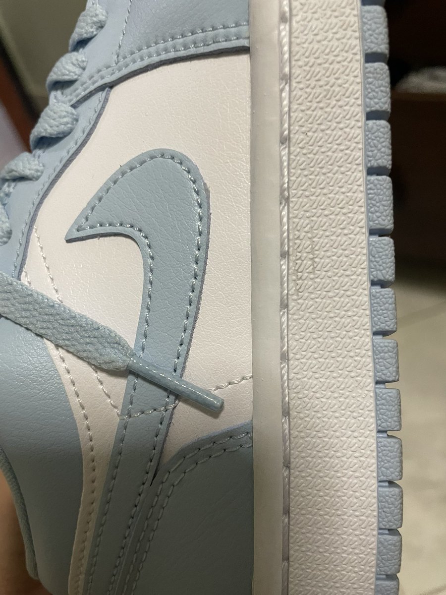 ส่งต่อ Nike air jordan 1 Low Aluminium Ice Blue 
Size US 6 / 23 cm / EUR 36.5 ใส่ไปข้างนอกครั้งนึงค่ะ มีรอยดำตามรูป (กับใต้รองเท้า)
ให้5000ไปเลยค่าพร้อมโอนลดได้อีกหาเงินไปคอนเสิตงับ🥹🥹🥹 
#ส่งต่อnike #nikeมือสอง
#ส่งต่อรองเท้า #ส่งต่อรองเท้าผ้าใบ #nikethailand #รองเท้าnike