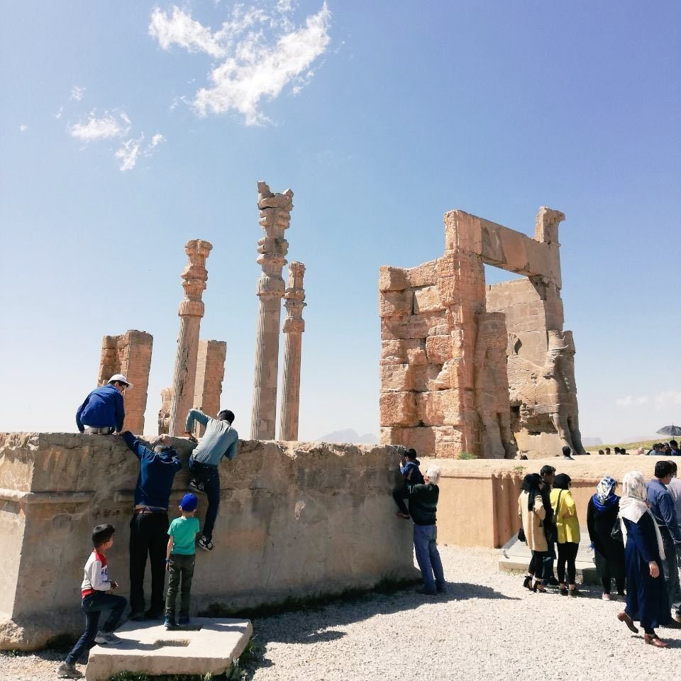 IranianPlateau's tweet photo. جای تذکر به وضعیت حجاب زنان در ورودی تخت جمشید، جلوی گردشگران بی‌مسئول را بگیرید تا به این میراث تاریخی آسیبی نرسانند! https://t.co/HzyaHu4hkP