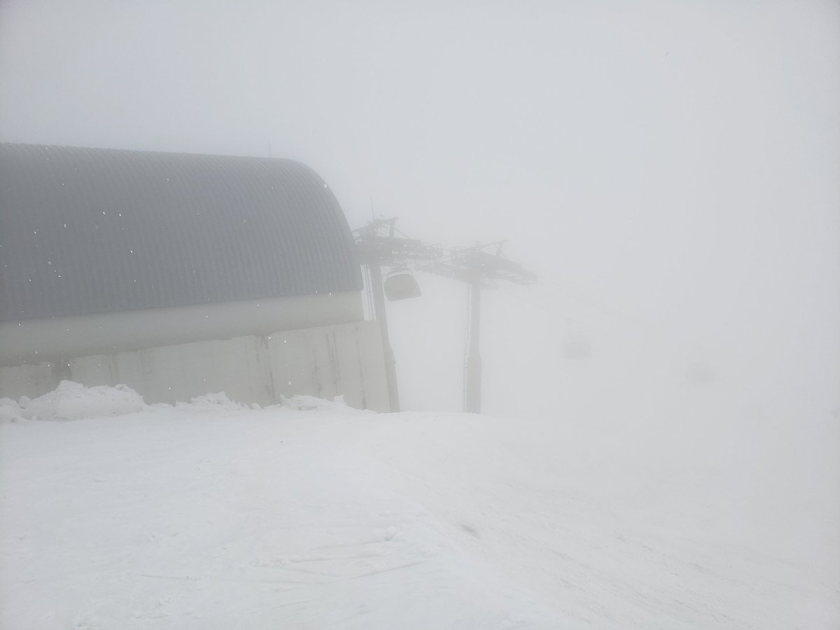 今年は雪がなくなるのが早いね
山頂は一瞬雪降りました
が、、、基本雨😏☂️
#ロッテアライリゾート
#スキー場
#終盤