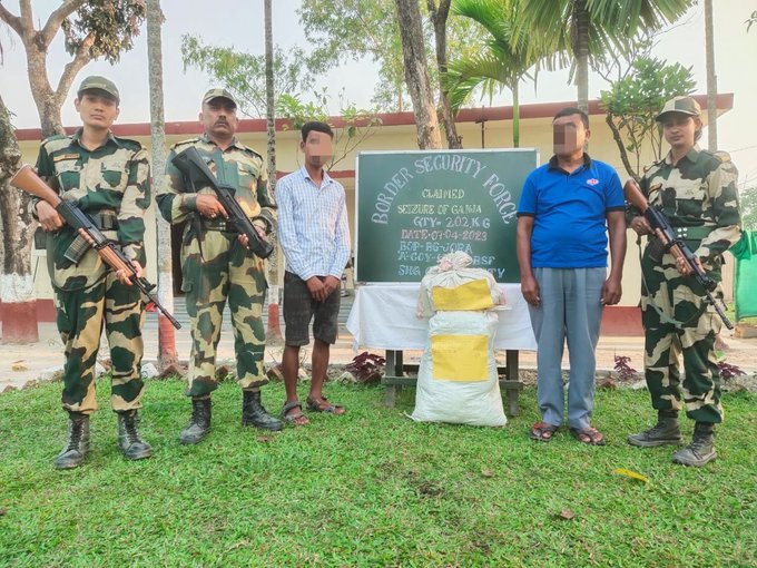 #AlertBSF troops of @BSF_Guwahati FTR foiled the smuggling attempt and nabbed two Indian smugglers with 20.2 kg of ganja (cannabis) kept for smuggling into Bangladesh near the #IndoBangladesh international border in West Bengal area.  

 #BSFAgainstDrugs