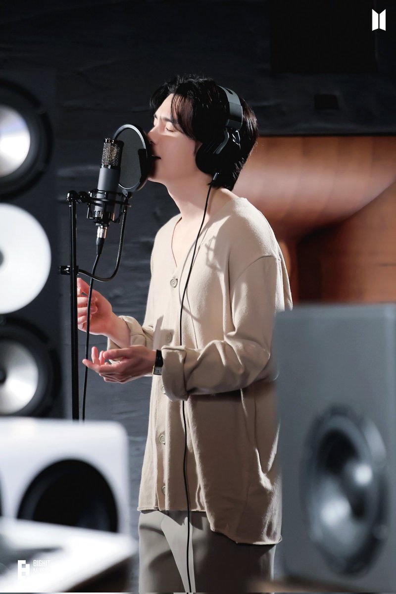 BTSWeverse_Esp's tweet photo. "Agust D 'People' pt.2 (feat IU) - MV Photo Sketch" 3/4 https://t.co/qsq1US1cuR