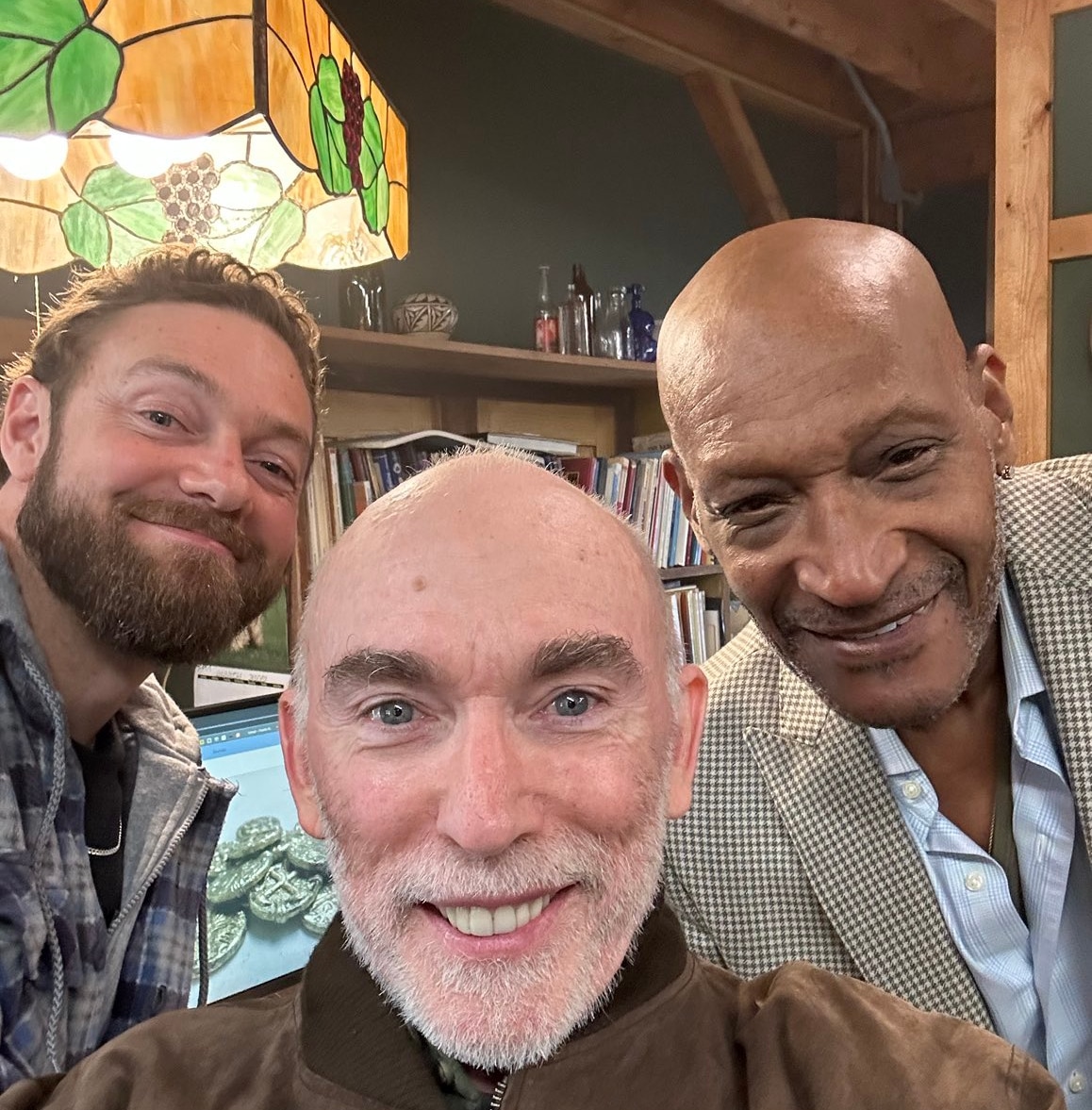 Chiara59731083's tweet photo. Behind the scenes of #tuesdaysflu
@RossMarquand @TonyTodd54 @jackieearle @MrDanielRoebuck #rossmarquand #rossmarquandedit #Rossmarquandfan_italia #rossmarquandfans #TWDFamily #twdspoilers #twd #twdfans #twdaaron #mcu #Marvel #crew #BehindTheScenes https://t.co/GKobNHxhTx