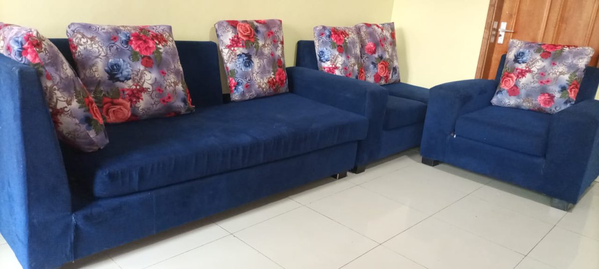 Description: 5 seater
Original price: Ugx 1,800,000. Selling Price: Ugx 1,000,000.
Pick up location: Kisaasi
Contact: 0701895079