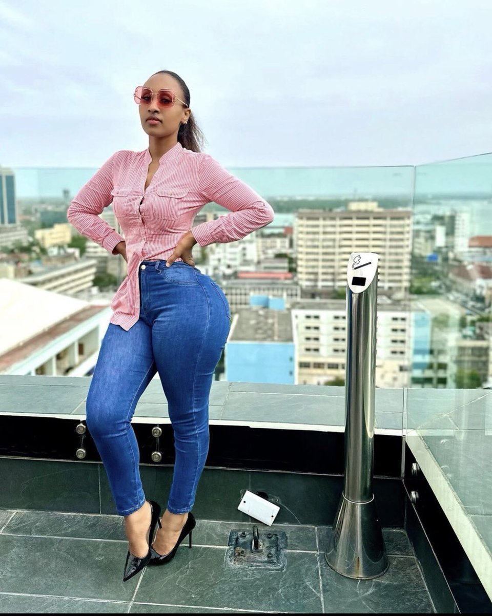 Shann_099's tweet photo. Ukiwa na uyu dem mwingine ni wa kazi gani ? 🤷‍♀️ https://t.co/Jrm5D3HDXT