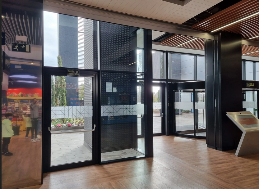 MAGOSASL's tweet photo. Puertas de cristal para el centro comercial #styleoutlet en getafe. ¿Qué os parece? https://t.co/SFkJIXtk25