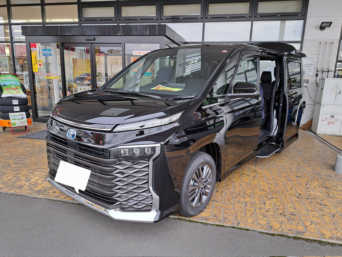 05015035's tweet photo. 納車日🎵
遂に納車されました。
が、今日の納車優先だったからまだ完全に仕上がって無いんだけどね。
これからヨロシクね🚙💨
#新型ヴォクシー
#ハイブリッドSZ
#EFour
#納車 https://t.co/fVTZJLgIPN