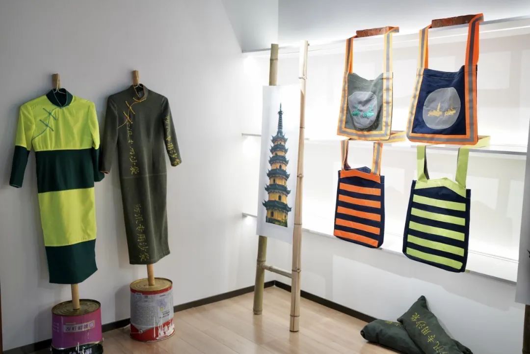VisionforChina1's tweet photo. #LifeVision The "Safeguarding Heritage and  Community of Shuangta Area" exhibition, organized by the School of Design of Xi’an Jiaotong-liverpool University, is officially opened at the #Suzhou Tourism Information Center until April 16.
@XJTLU @VisitSuzhou #ChinaCEEC https://t.co/IbfDrj145m