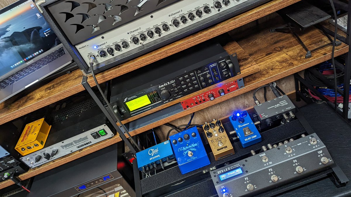 THEONE_HighEnd's tweet photo. セットリストに合わせてコンバクトな #エフェクターボード をセットアップ🎸
空間系の #エフェクター は、#diezelherbert mk2のSND/RTNに #fractalaudio axe fx2を繋ぎ対応。ヘッドもefxもmidiで制御出来るので非常に便利です👍 https://t.co/9gQcG7AUm4