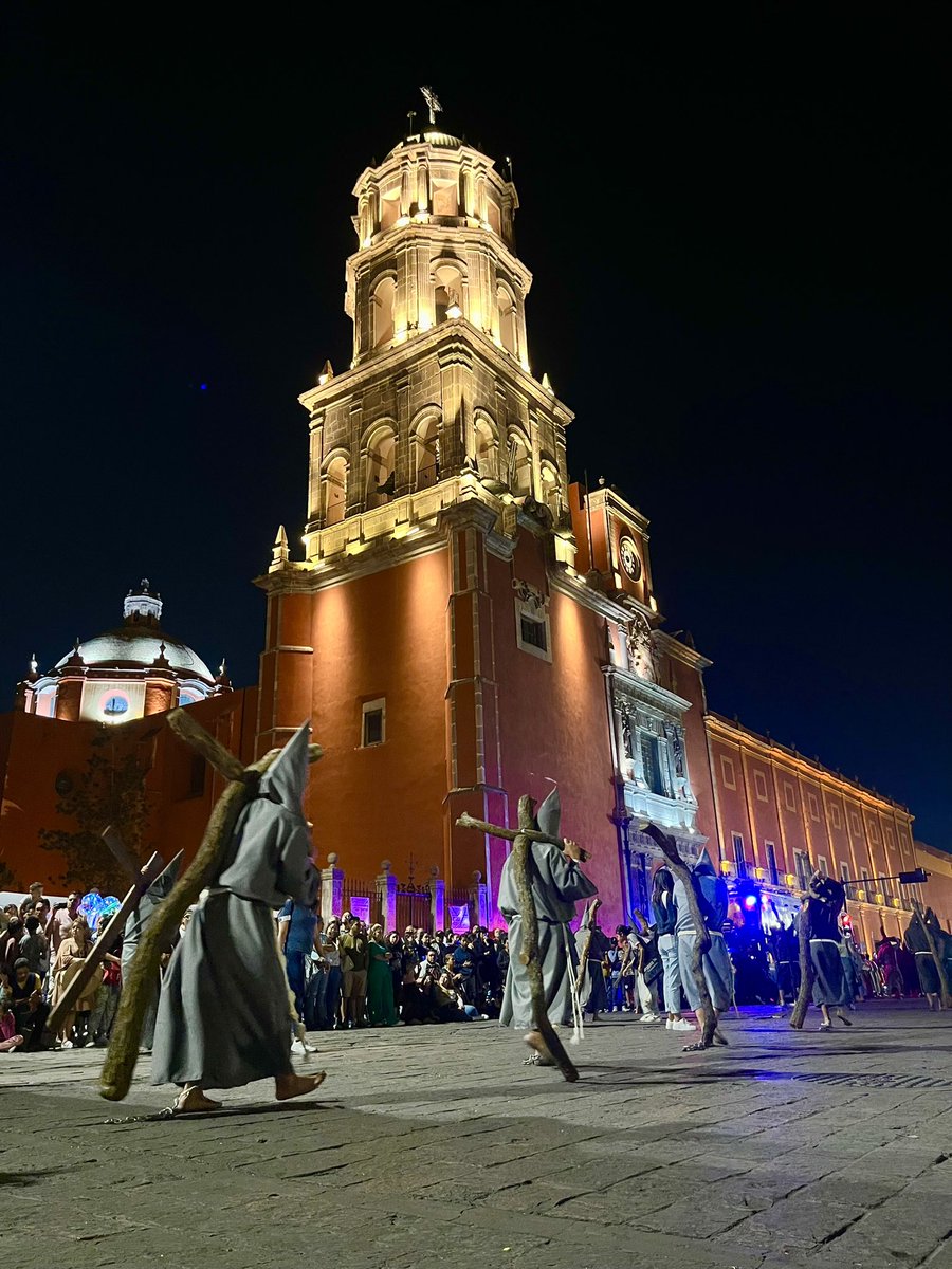 apocool_'s tweet photo. ¡Así La Procesión del Silencio en el Centro de Querétaro!🙌🏻✨🇲🇽
#QueretaLOVE #Querecool #Queretaro https://t.co/TyfTAyGBoC