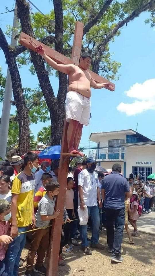 Maaf ini drama penyaliban Yesus atau penjahat yang disamping kanannya ya?