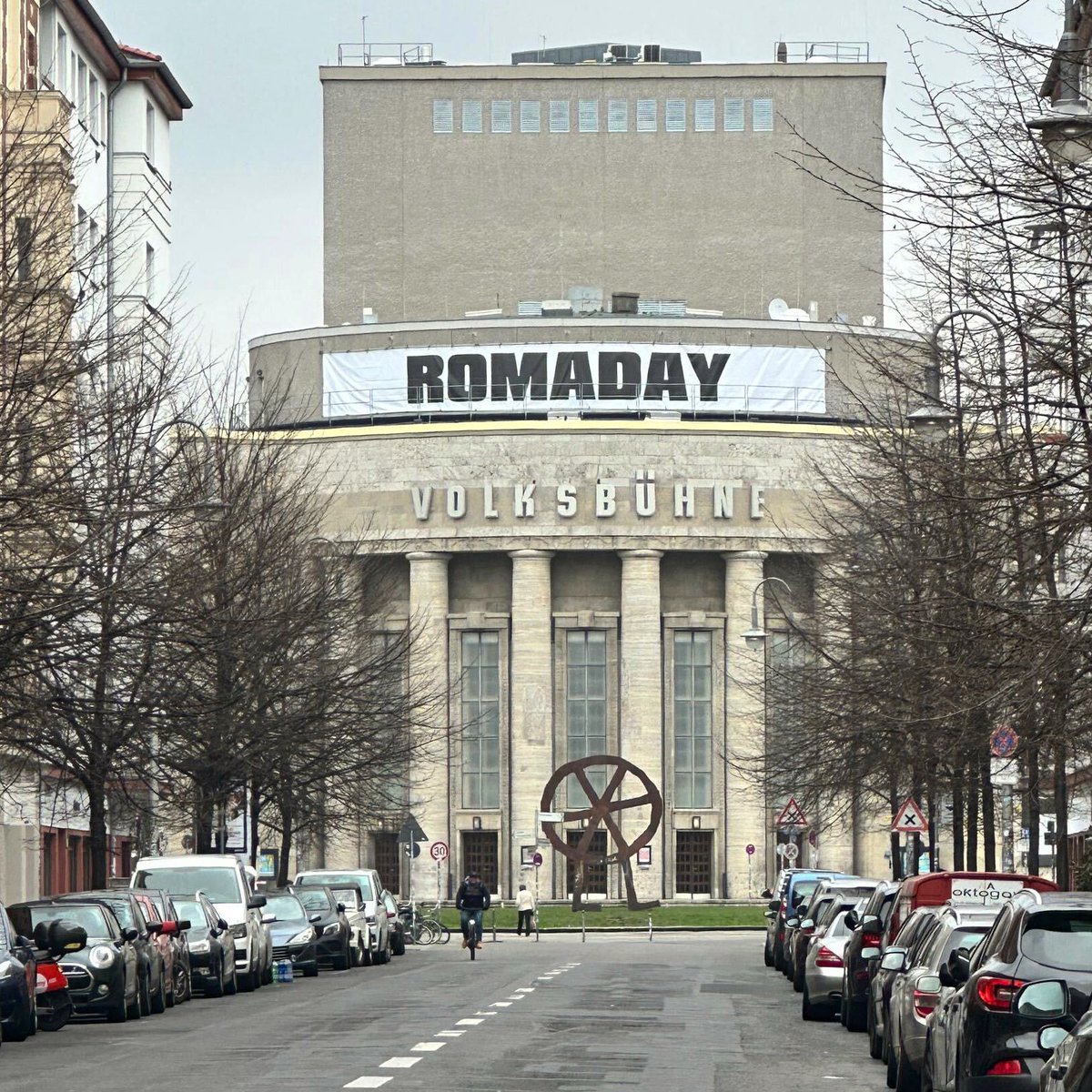 Heute ist #ROMADAY!
Und das feiern wir gemeinsam auf der Straße: Um 15 Uhr geht die ROMADAY-Parade am Sinti-und-Roma-Denkmal los, ab 18 Uhr feiern wir im Grünen Salon der <a href="/Volksbuehne/">Volksbühne am Rosa-Luxemburg-Platz</a> mit Essen, Kunst und ganz viel Musik!
Kommt dazu!
#NOCLIMATE4NOMADS 
#opreroma 
#Act4RomaLives