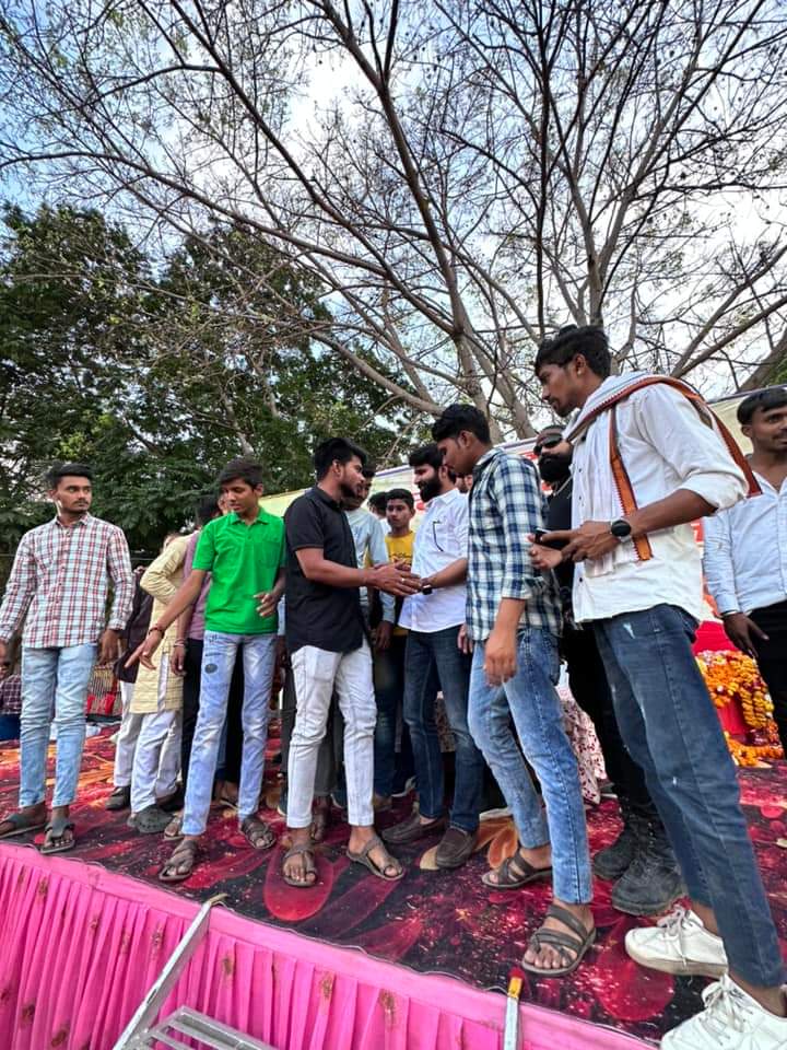 Ravichoudhary_0's tweet photo. कल सनावद में छात्र शक्ति द्वारा मिले प्रेम सम्मान से में अकल्पनीय हूँ में सनावद की युवा शक्ति का आभार व्यक्त करता हूँ .।।
#sanavd #simrol #MadhyaPradesh #indore #omkareshwar #ravichoudhary #छात्र_शक्ति https://t.co/NXD25JDnQ6
